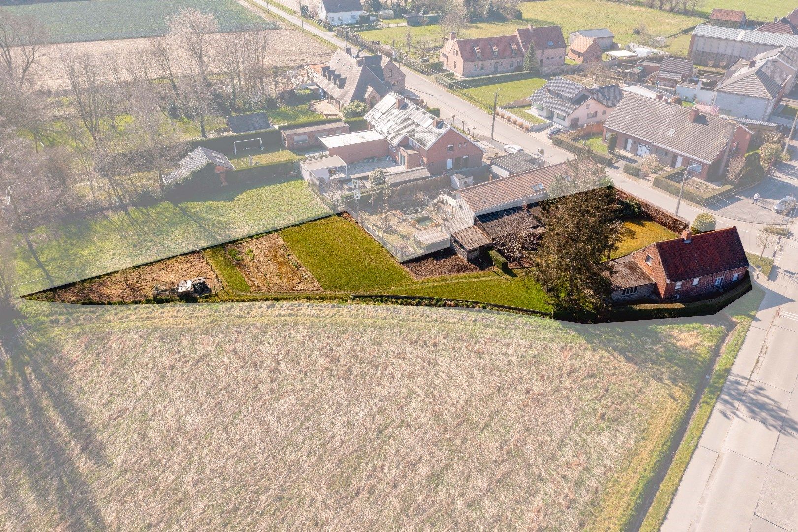 RUIM PERCEEL BOUWGROND VAN 1.281 m² TE HEULE (KORTRIJK) foto {{pictureIndex}}