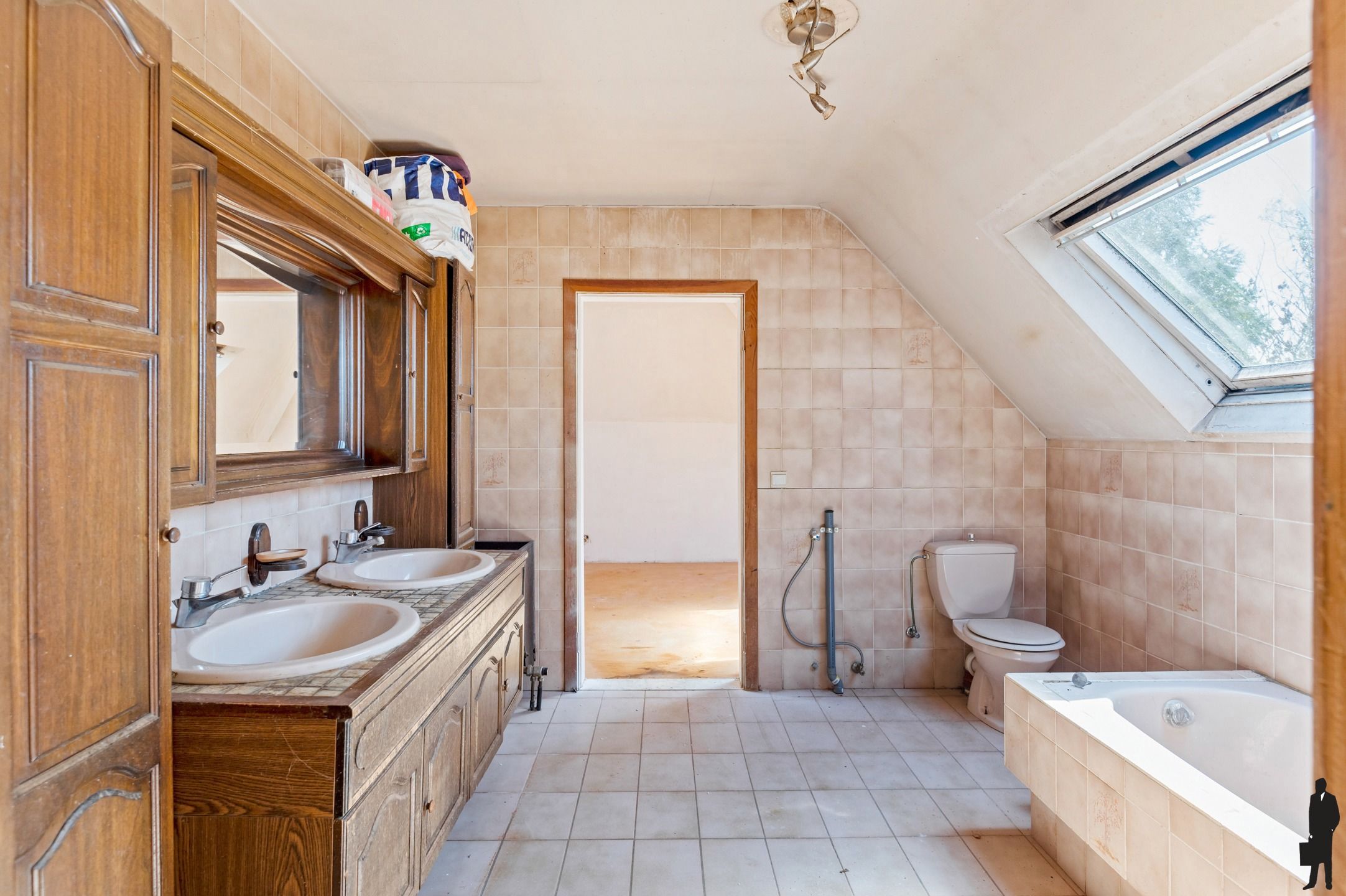 Welgelegen woning met zeer veel potentieel en groen zicht foto 15