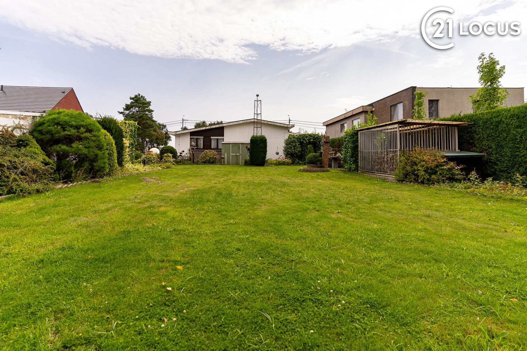 Hoofdfoto van de publicatie: Ruime woning op 1.195 m² grond met tuin, veranda en garages