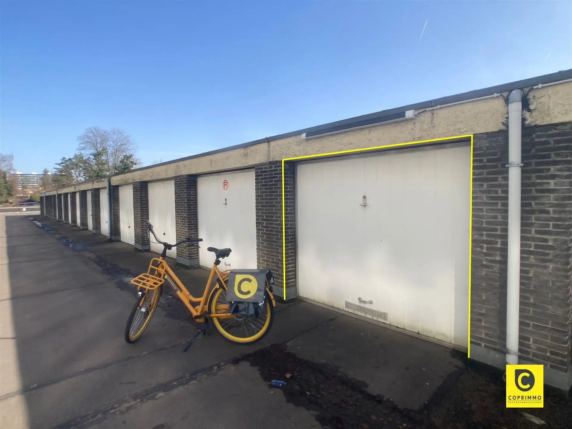  Ruime bovengrondse garagebox te Fruithoflaan!  foto {{pictureIndex}}