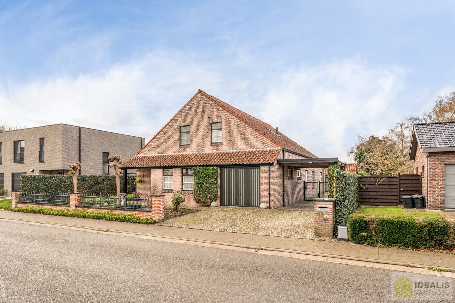 RUIME, INSTAPKLARE EN ENERGETISCH AANGEPASTE WONING VOORZIEN VAN 15 ZONNEPANELEN EN ZONNEBOILER. RIANTE WOONKAMER, KNAPPE KEUKEN, APART BUREEL, APARTE HOBBYRUIMTE, FIJNE WASPLAATS, 4 SLAAPKAMERS, 2 BADKAMERS EN INPANDIGE GARAGE! foto 4