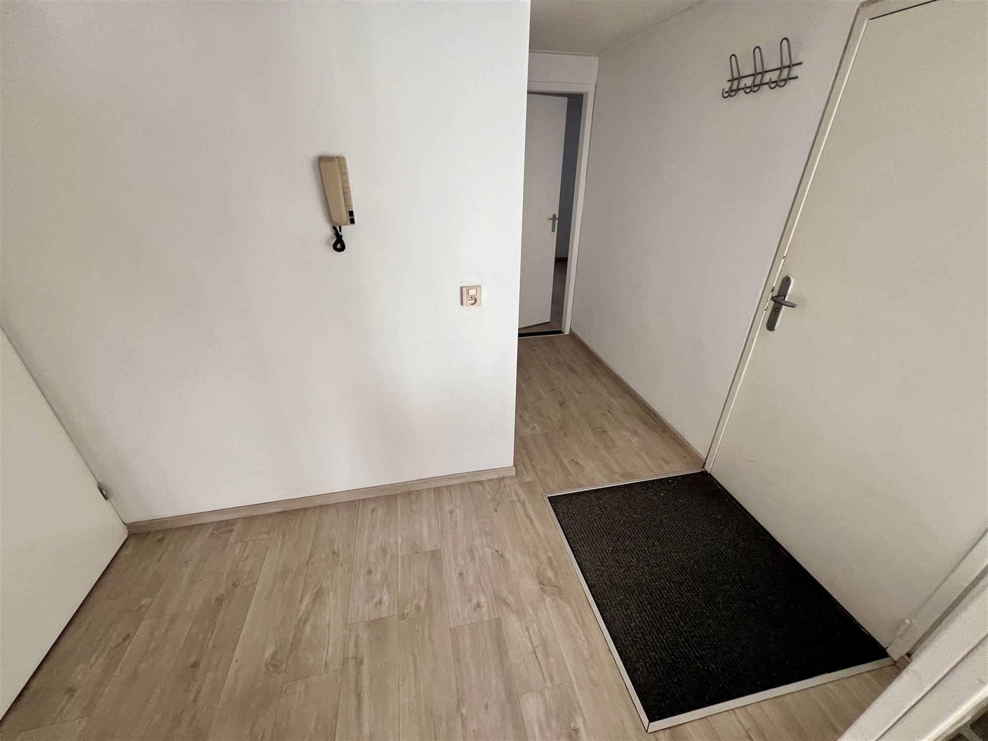 Ruim 2-slaapkamer appartement met overdekte garage. foto 5
