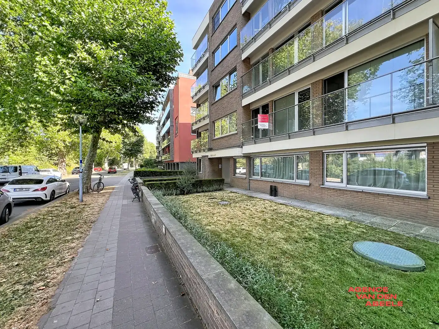 Uitzonderlijk breed appartement met 2 slaapkamers en terras foto {{pictureIndex}}