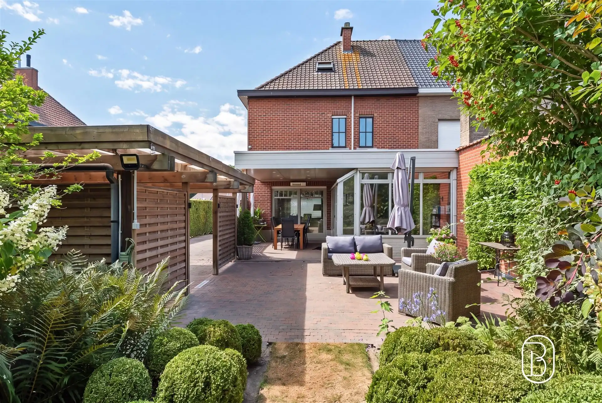 Verzorgde halfopen woning met gezellige tuin en carport foto 2