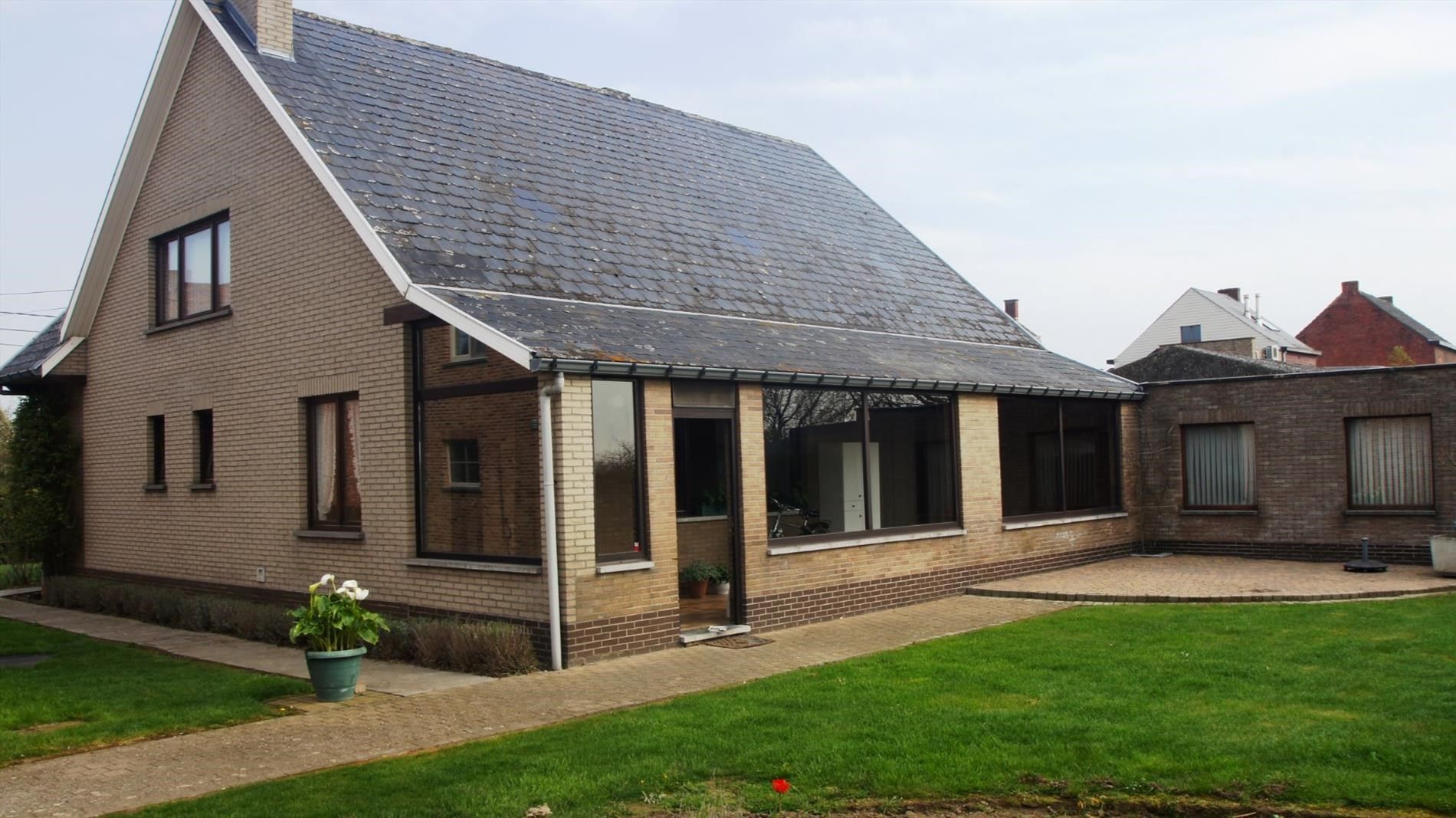 Ruime woning met 2 slpks en mooie tuin foto 2