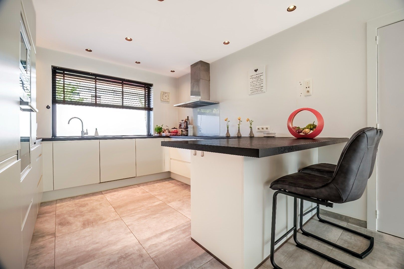 Top gerenoveerde woning met uitzonderlijke lichtinval in het hartje van Heist foto 5