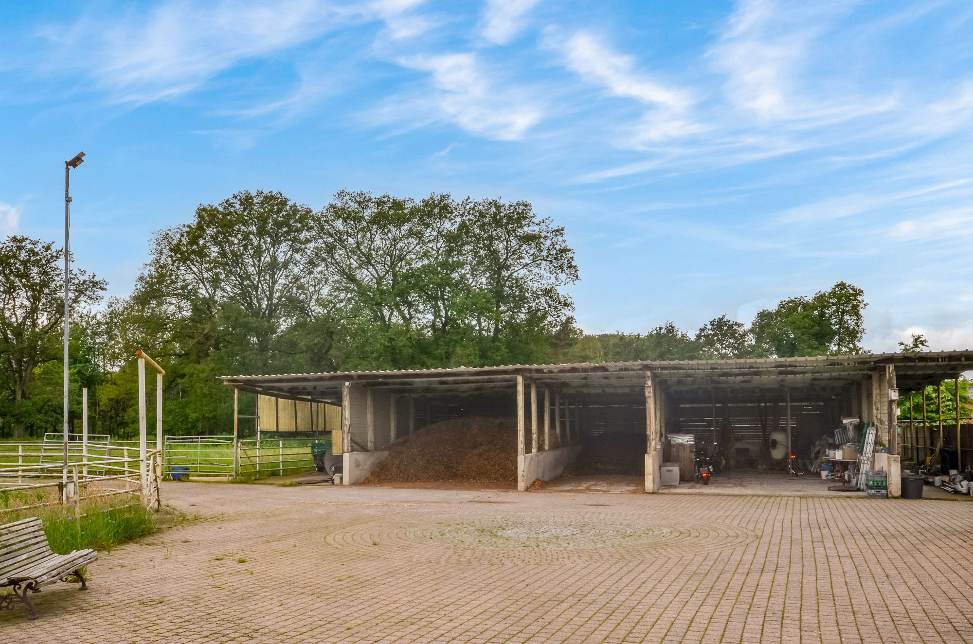 IDEALIS VASTGOED - ZEER RUSTIG GELEGEN VILLA MET ACHTERLIGGEND PERCEEL (+-2ha) ! – Perfect onderhouden woning met fijne indeling op een centrale locatie en dicht bij het centrum van Overpelt! Deze woning omvat +-431m² bewoonbare oppervlakte met een fijne lichtrijke leefruimte, 3 keukens, 3 badkamers, 4 slaapkamers, een zeer aangename veranda met prachtig uitzicht op de achterliggende weides en is volledig onderkelderd!! De woning is gelegen op een perceel van +- 2 ha op het ’Lindel’ en op fietsafstand van het centrum van Overpelt. Zeer geschikte woning voor paarden- en dierenliefhebbers die opzoek zijn naar een perfect onderhouden, instapklare woning met veel ruimte, stallingen en opbergplaatsen. foto 48