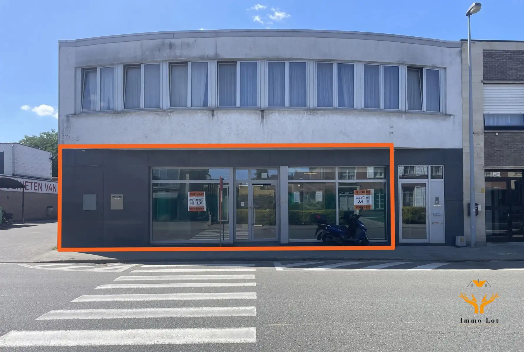 Te huur: handelsruimte van 228m² op toplocatie in Berlare  foto {{pictureIndex}}