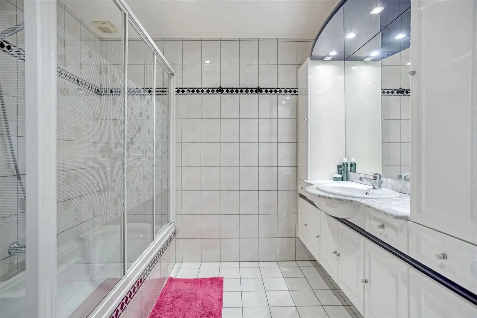 Ruim gelijkvloers appartement met gezellig, overdekt terras en ondergrondse garage, op een toplocatie vlak bij het centrum van Maaseik. foto 9