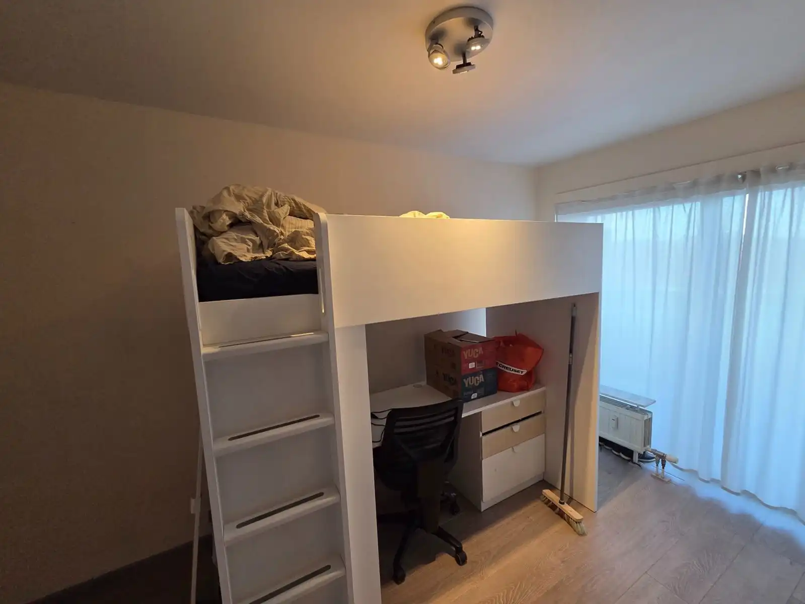 Volledig gerenoveerd tweeslaapkamer appartement inclusief garagebox en terras op toplocatie! foto 10