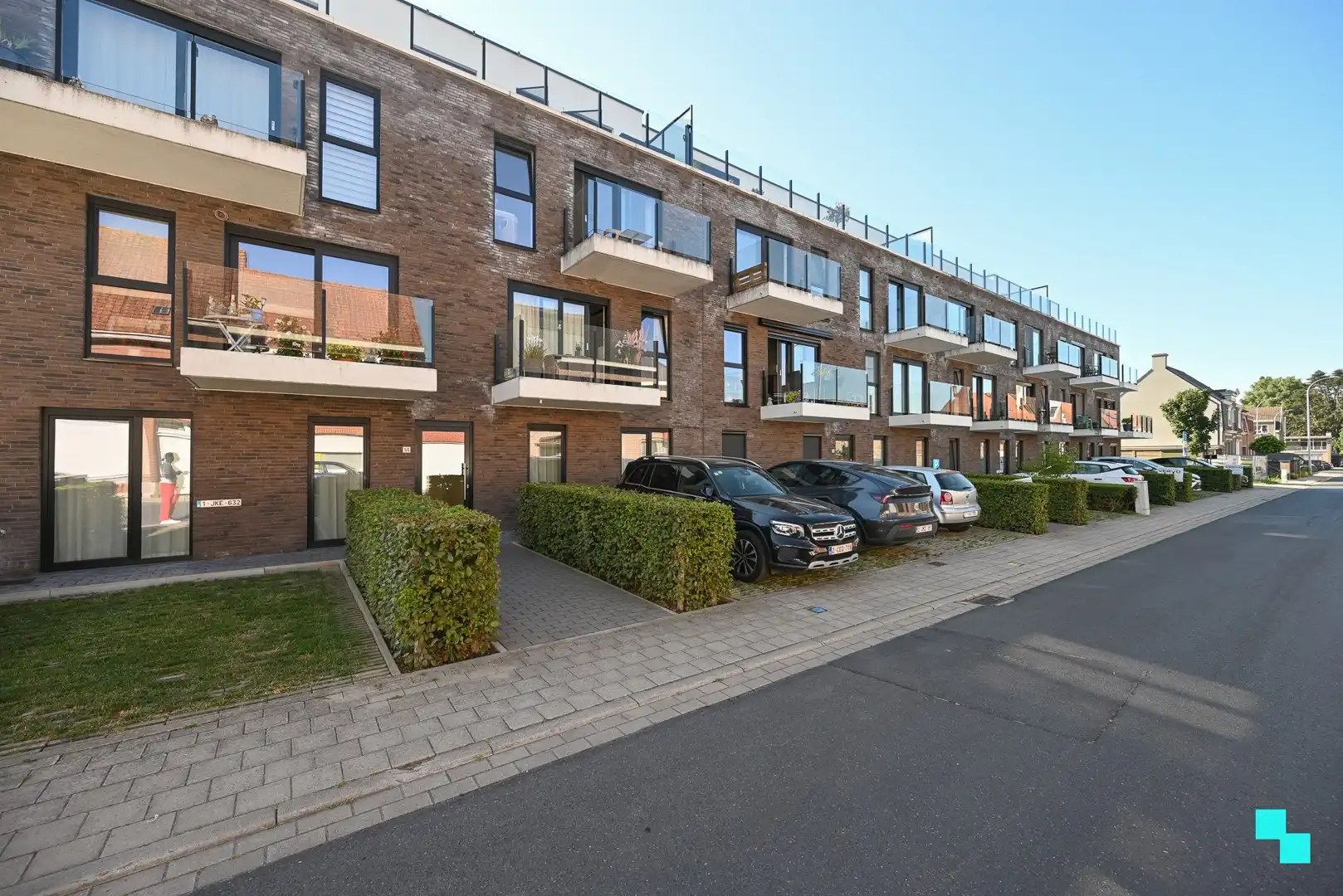 Instapklaar appartement met divers maatmeubilair te Izegem (Emelgem) foto 3