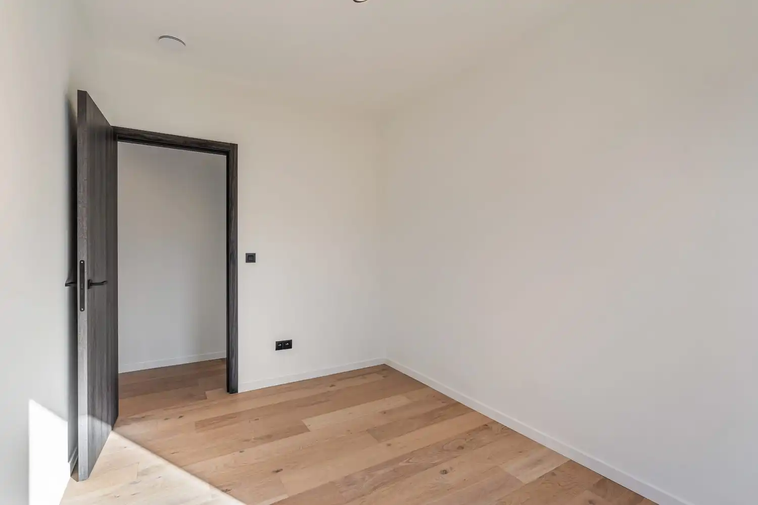 Deze stijlvolle nieuwbouw rijwoning in de Kanunnik Darisstraat combineert een centrale ligging in het hart van Borgloon met hedendaags wooncomfort en energiezuinige technieken. Met winkels, horeca en andere voorzieningen op wandelafstand woon je hier rustig én praktisch.  De woning is verdeeld over twee verdiepen en biedt een doordachte, gezinsvriendelijke indeling. Op het gelijkvloers bevindt zich een gezellige leefruimte met warme parketvloer, die naadloos aansluit op de volledig ingerichte leefkeuken met kookeiland – de ideale plek om te koken, te tafelen en gasten te ontvangen in een aangename, open sfeer.  Op de verdieping zijn er drie volwaardige slaapkamers, waardoor deze woning ideaal is voor gezinnen, koppels die extra ruimte wensen of wie een aparte bureau‑ of hobbykamer zoekt. De stijlvol afgewerkte badkamer, met kwalitatief badkamermeubel, ruime inloopdouche en moderne zwarte accenten, zorgt elke dag opnieuw voor een echt wellnessgevoel.  Buiten geniet je van een... foto 13