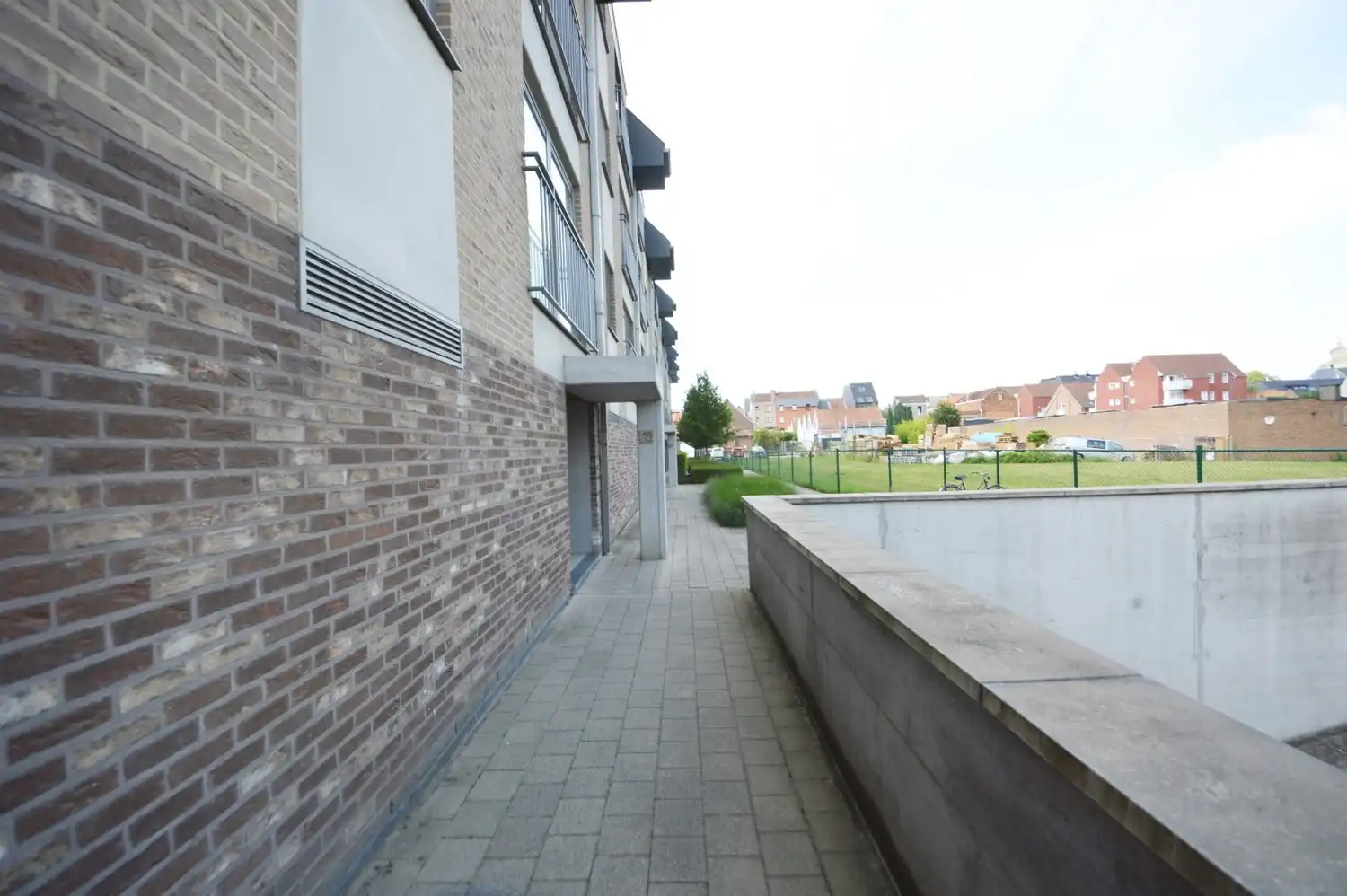 Lichtrijk en modern appartement met riant zonneterras, 2 ondergrondse staanplaatsen én kelder in hartje Ninove! foto 16