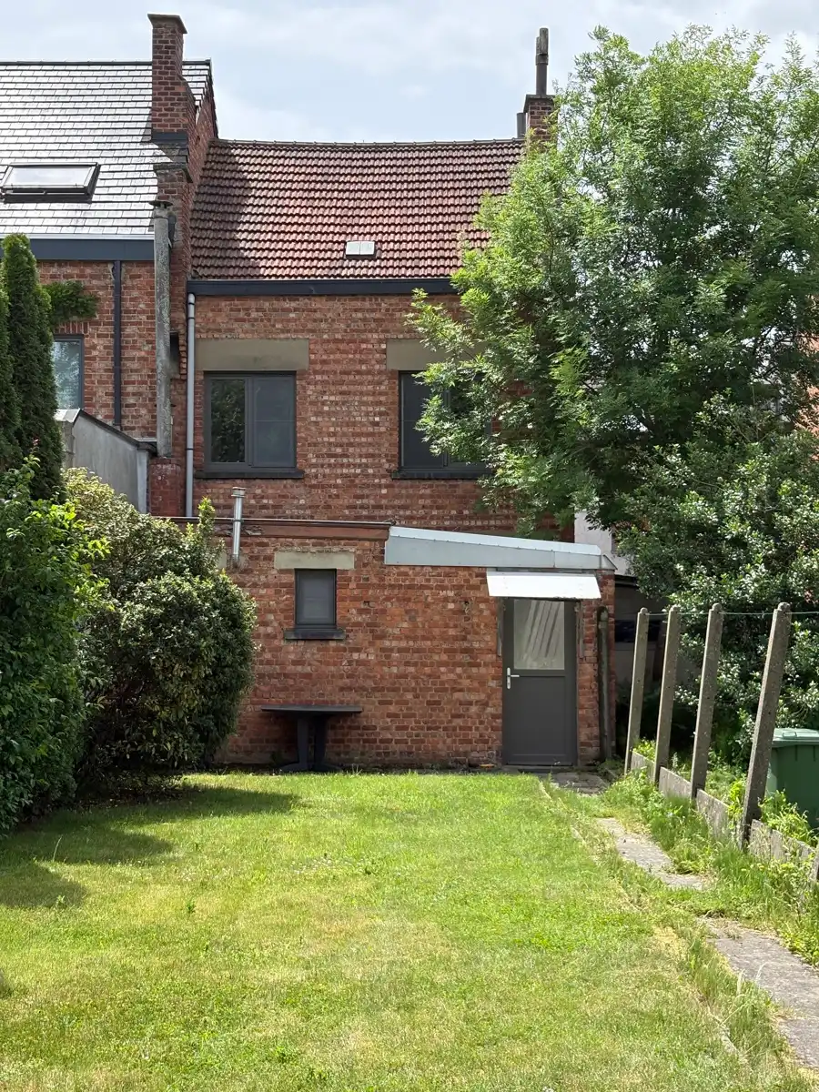 Te renoveren woning in een rustige buurt foto 13