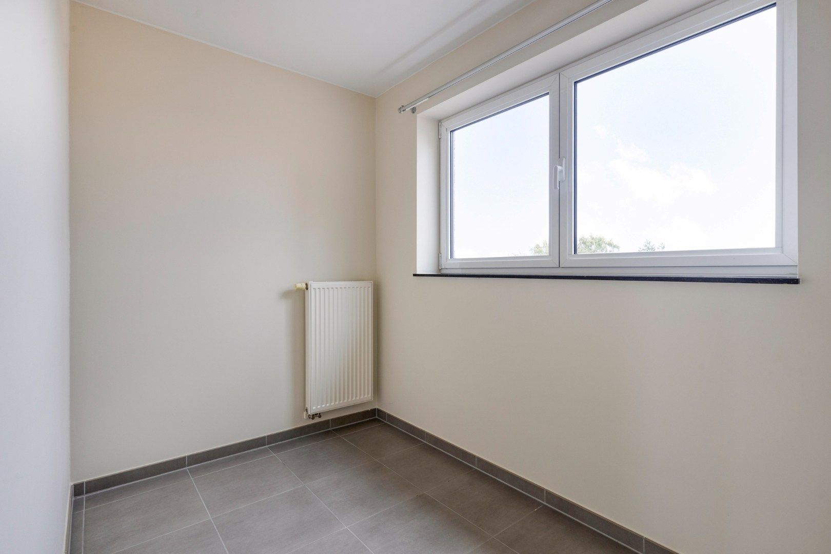 Mooi recent appartement met groot terras en garage! foto 11