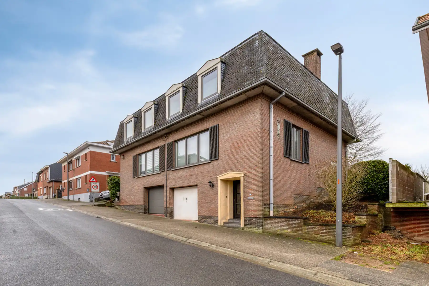 Hoofdfoto van de publicatie: Ruime familiewoning (HOB) met garage en tuin!