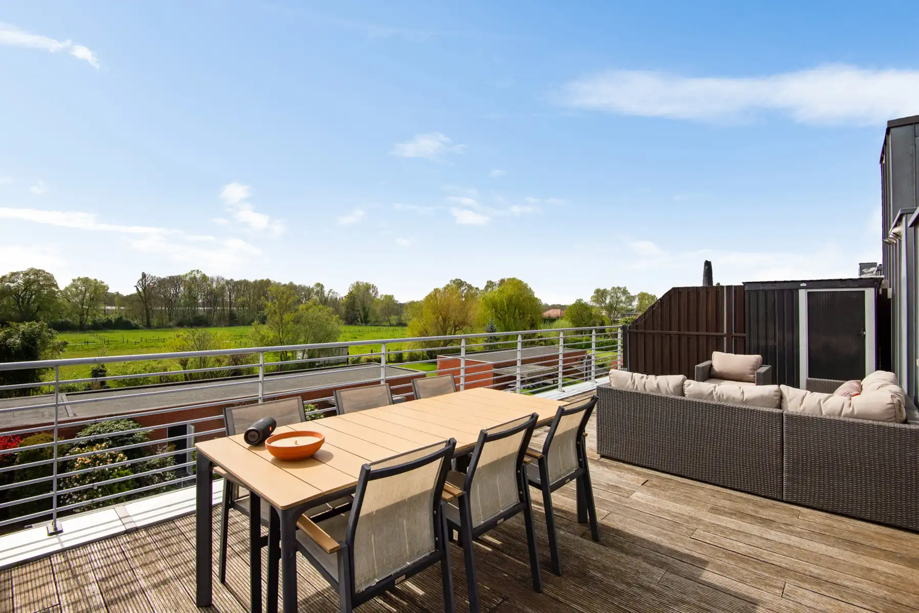 Appartement met uitzonderlijk terras en landelijk uitzicht foto {{pictureIndex}}