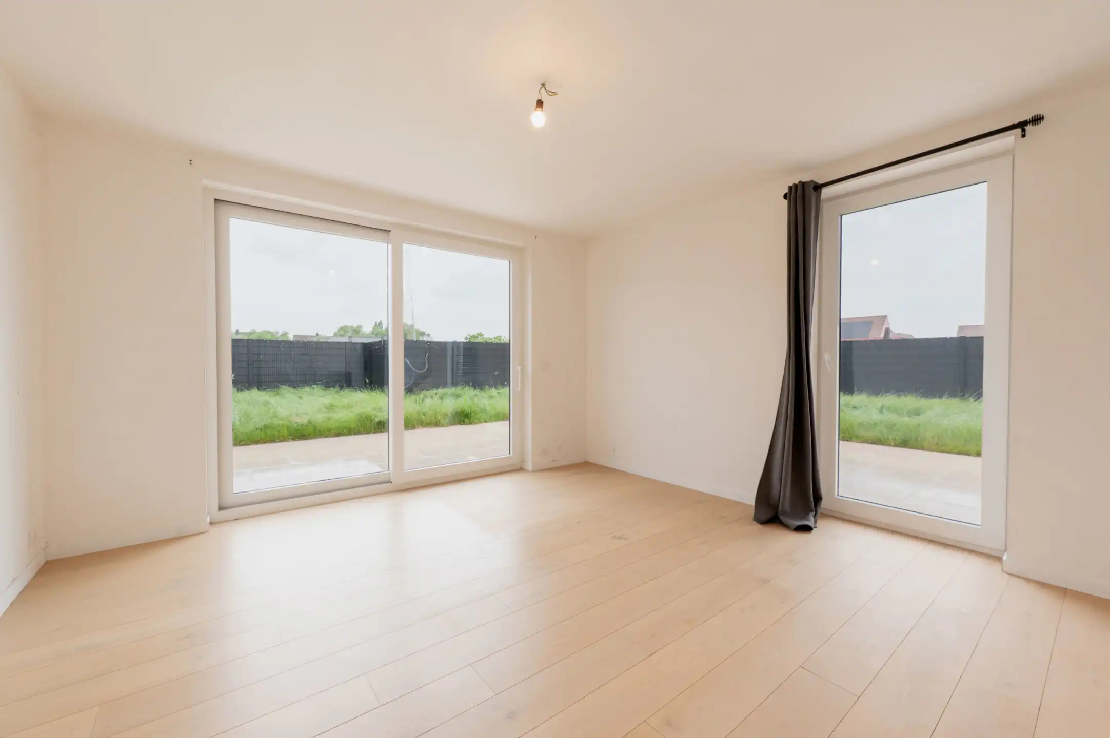 Halfopen moderne woning met zonnige tuin foto 7