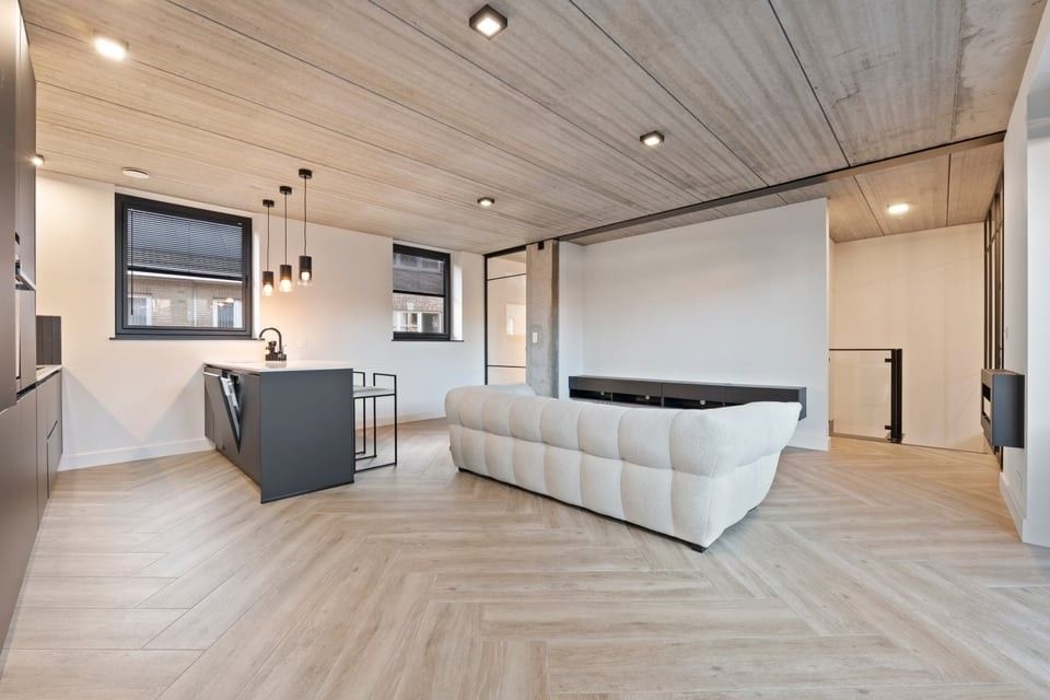 PRACHTIG GERENOVEERD APPARTEMENT MET GARAGE TE HUUR MIDDENIN HET CENTRUM VAN SINT-TRUIDEN foto 2