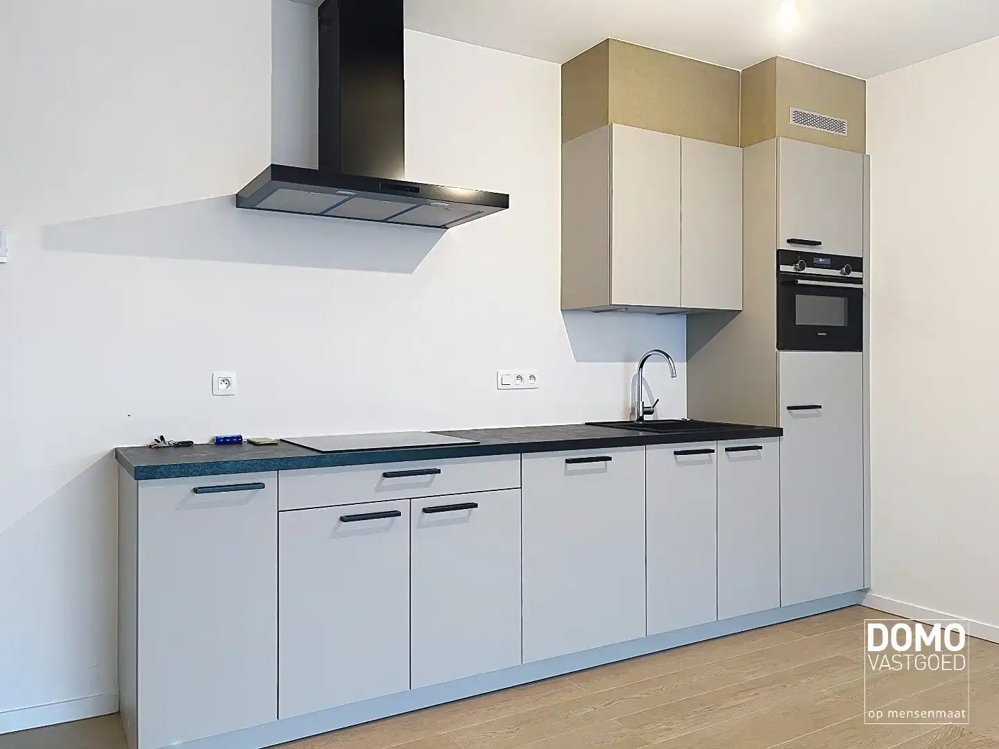 RUIM TWEE SLAAPKAMER APPARTEMENT MET TERRAS, LIFT EN AUTOSTANDPLAATS IN CENTRUM KERMT foto 4