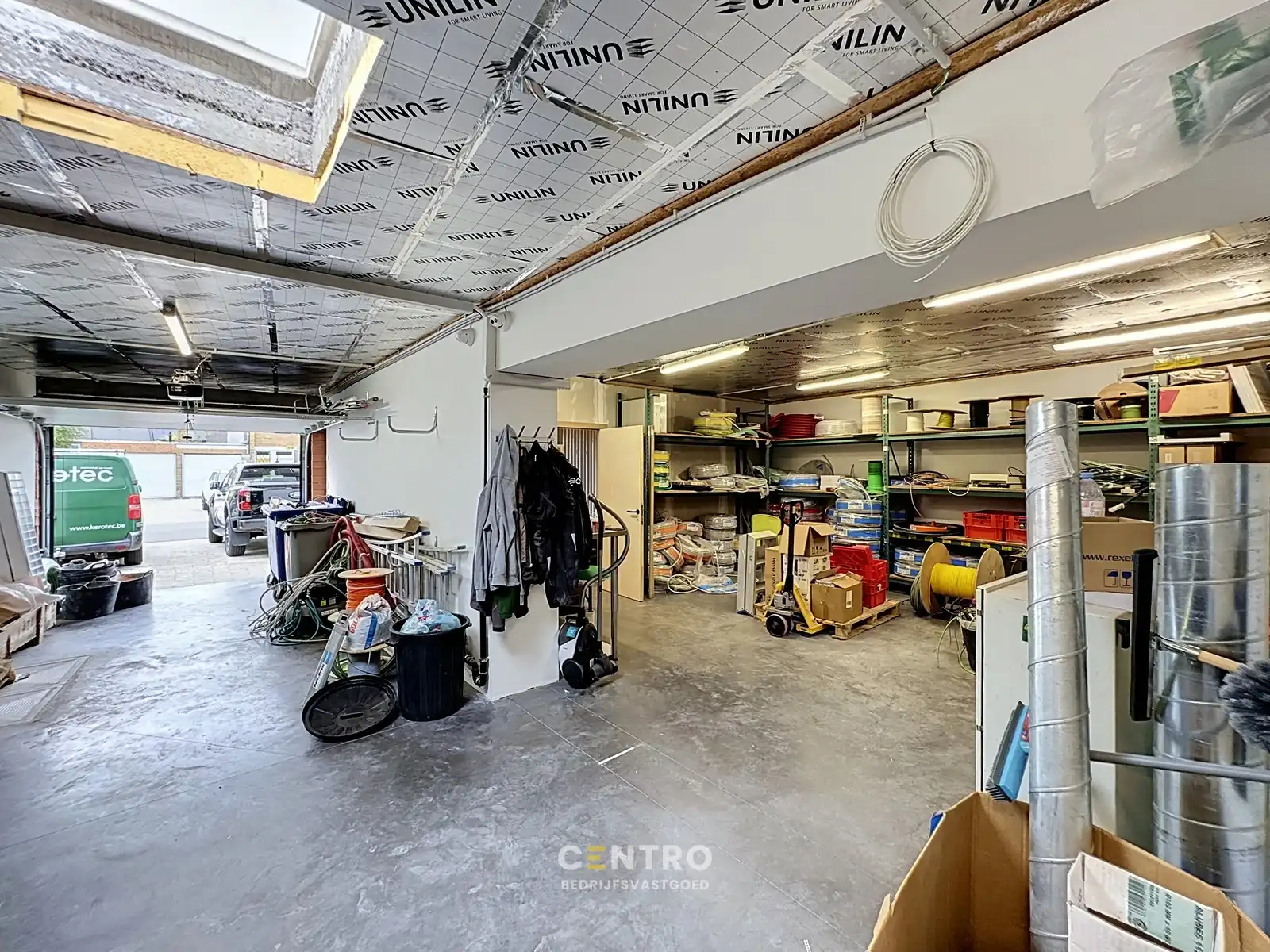 Uniek, betaalbaar aanbod: Instapklaar en goed geïsoleerd MAGAZIJN met KANTOOR, voorzien van alle comfort (airco, keuken, sanitair, ...). Op een boogscheut van Brugge centrum! foto 9
