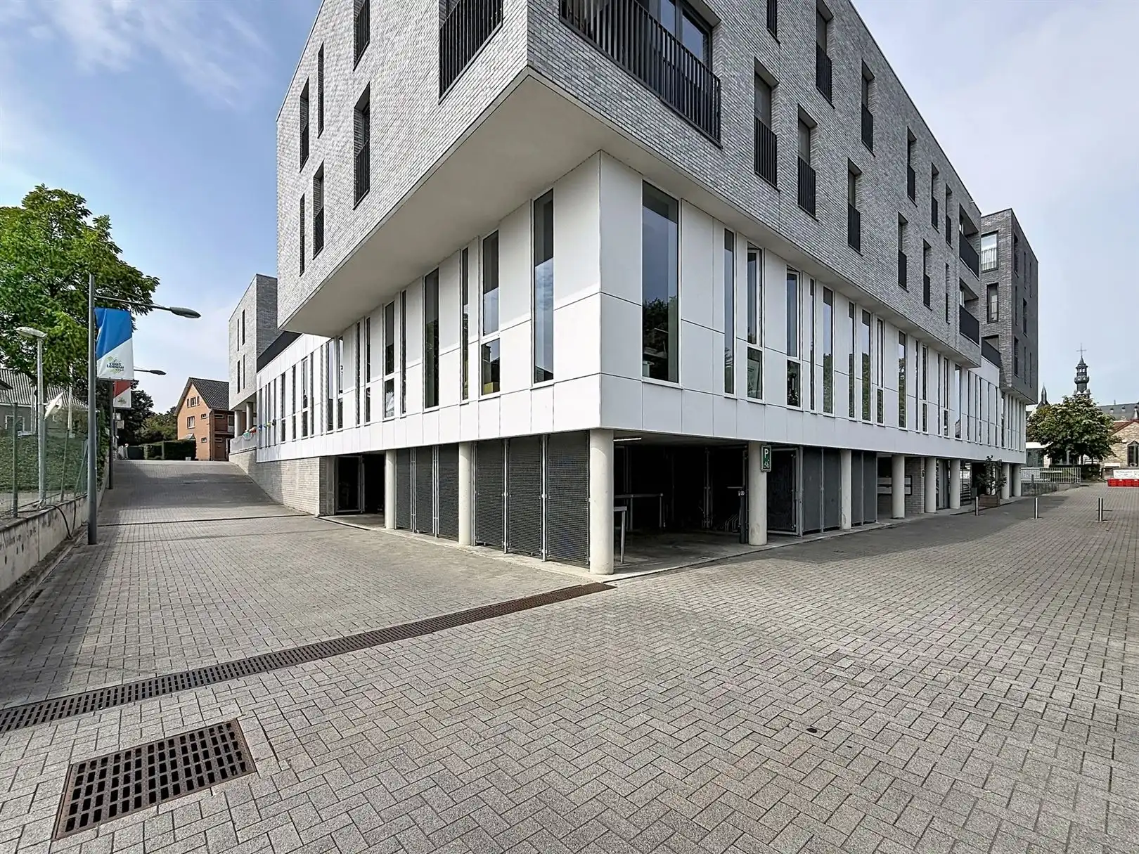 Instapklaar appartement 2de V, kelder en autostaanplaats foto 2