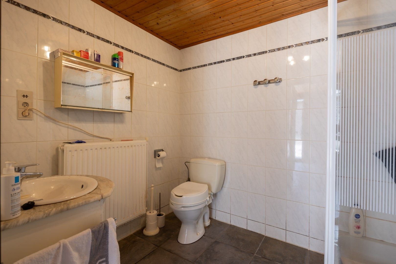 Deze te renoveren woning, op een mooi perceel van 8a30 wordt verkocht! foto 22