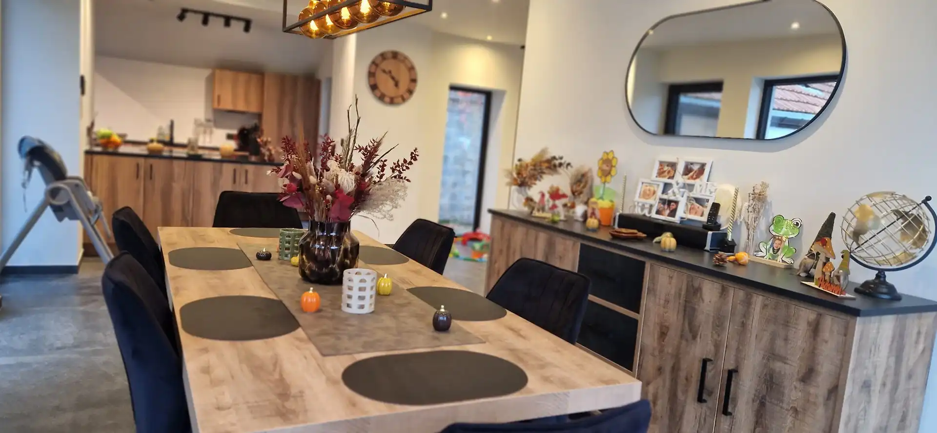 Prachtig  gerenoveerde en rustig gelegen EENGEZINSWONING (2024), bewoonbaar: 192m², met mooie leefruimten, 3 slaapkamers, garage 2 wagens en grote tuin op 14 are 54 ca. foto 11