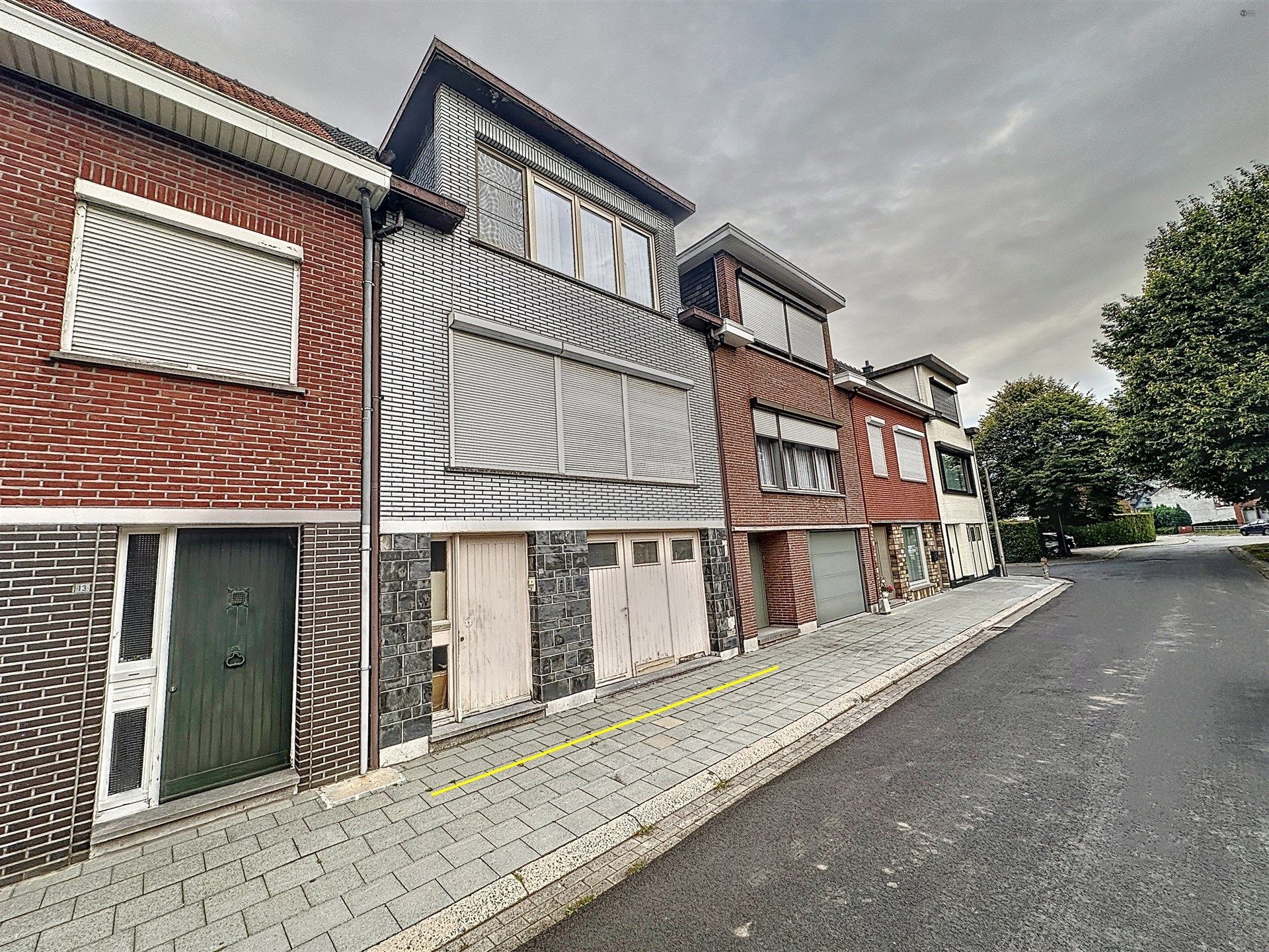 Gezellige bel-etage woning met 3 slaapkamers en zeer ruime garage foto 1