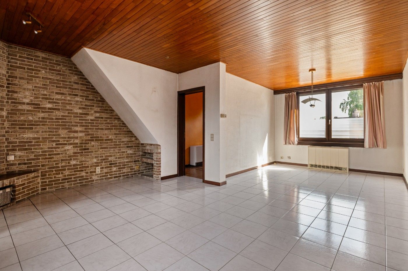 Te renoveren, vrijstaande woning met 2 slpk., oprit en diepe tuin foto 4