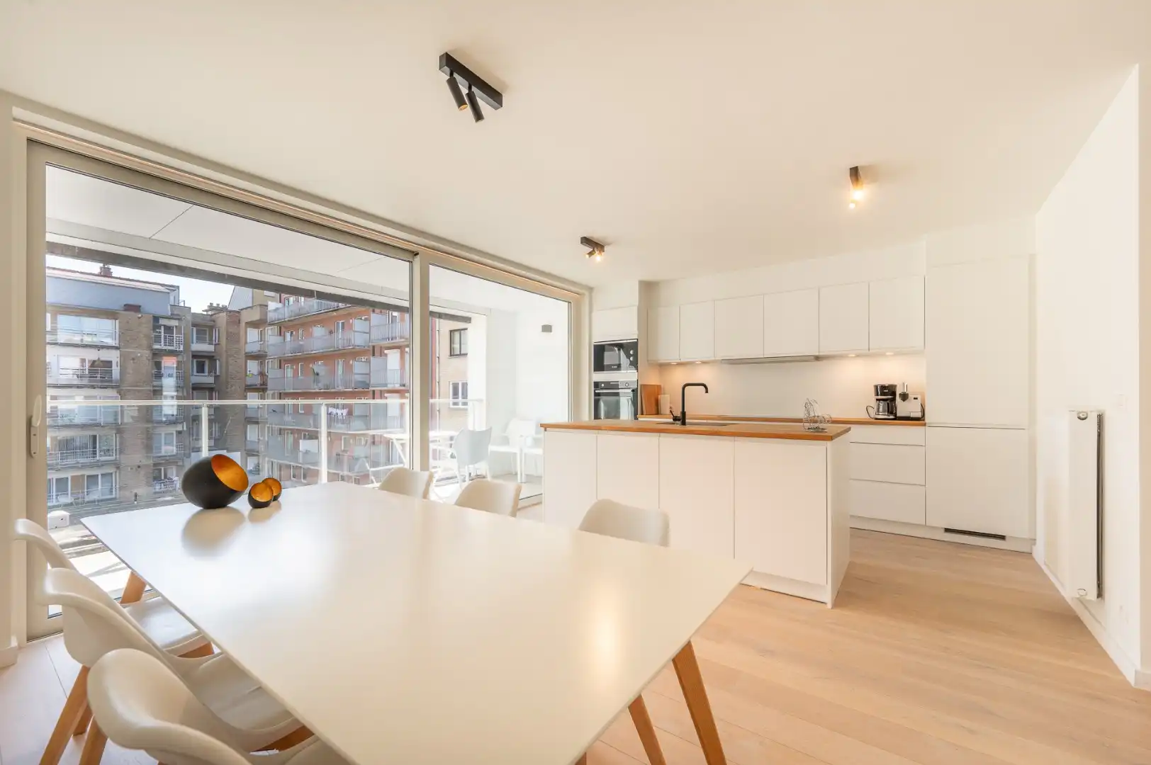 Uitzonderlijk ruime triplex met 4 slaapkamers gelegen in het centrum van Knokke. foto 6