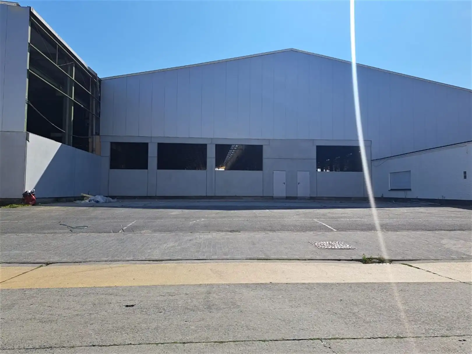 Semi-industrieel bedrijfsgebouw met laad-en loskades en rolbruggen foto 5