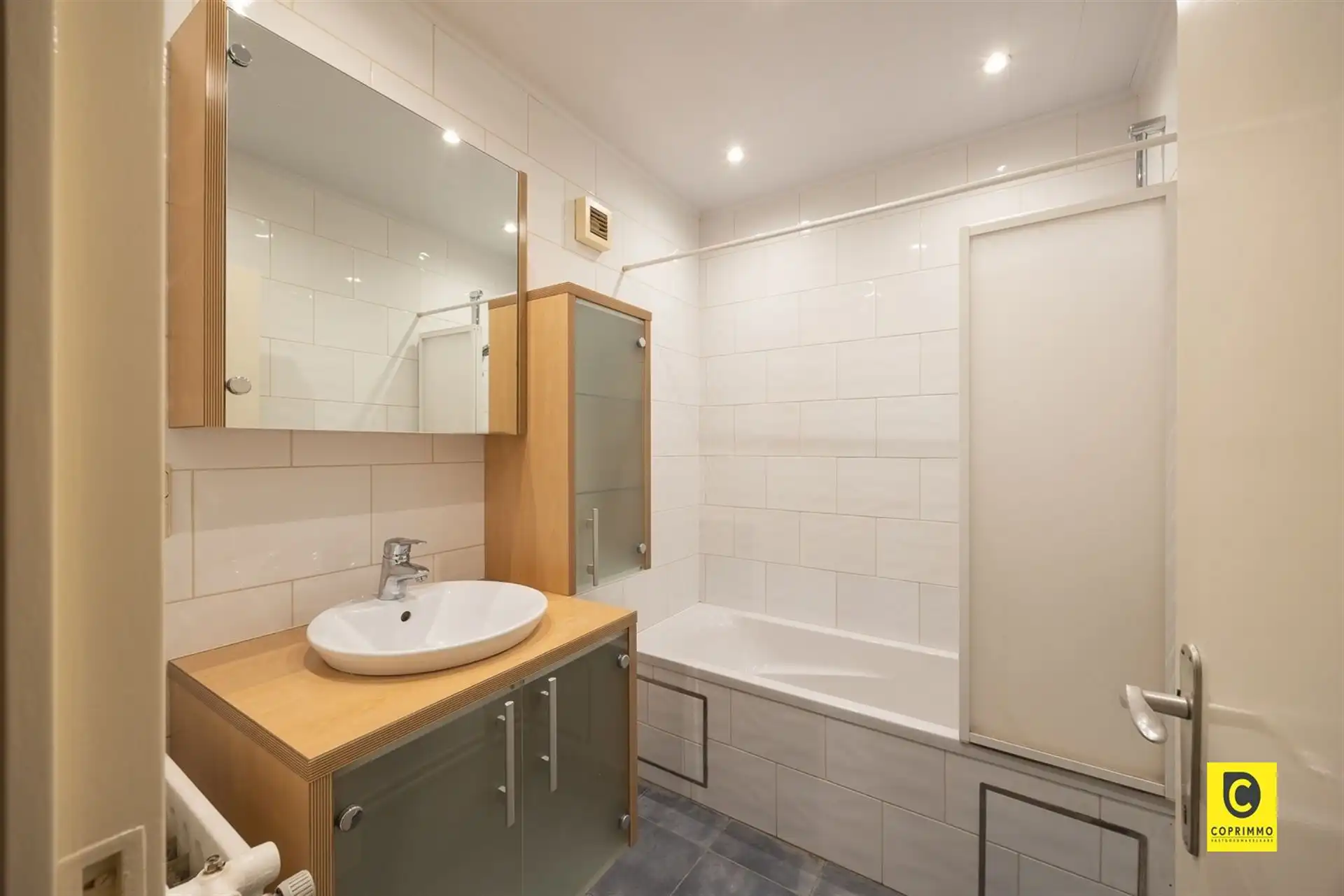 Lichtrijk 2 slaapkamer app + parking foto 11