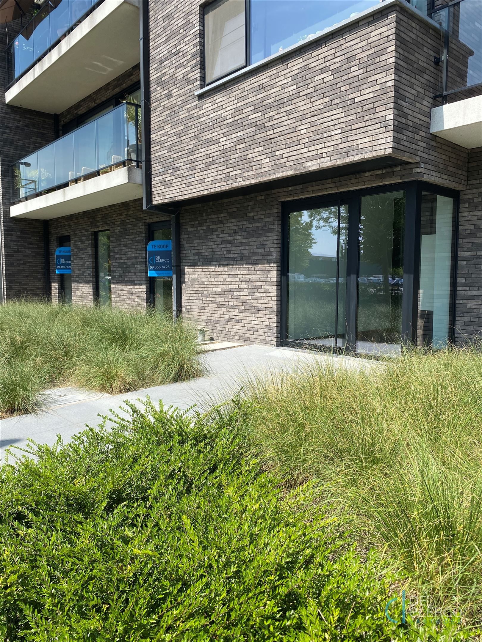 Nieuwbouw handelspand TE KOOP op toplocatie in Lochristi! foto {{pictureIndex}}