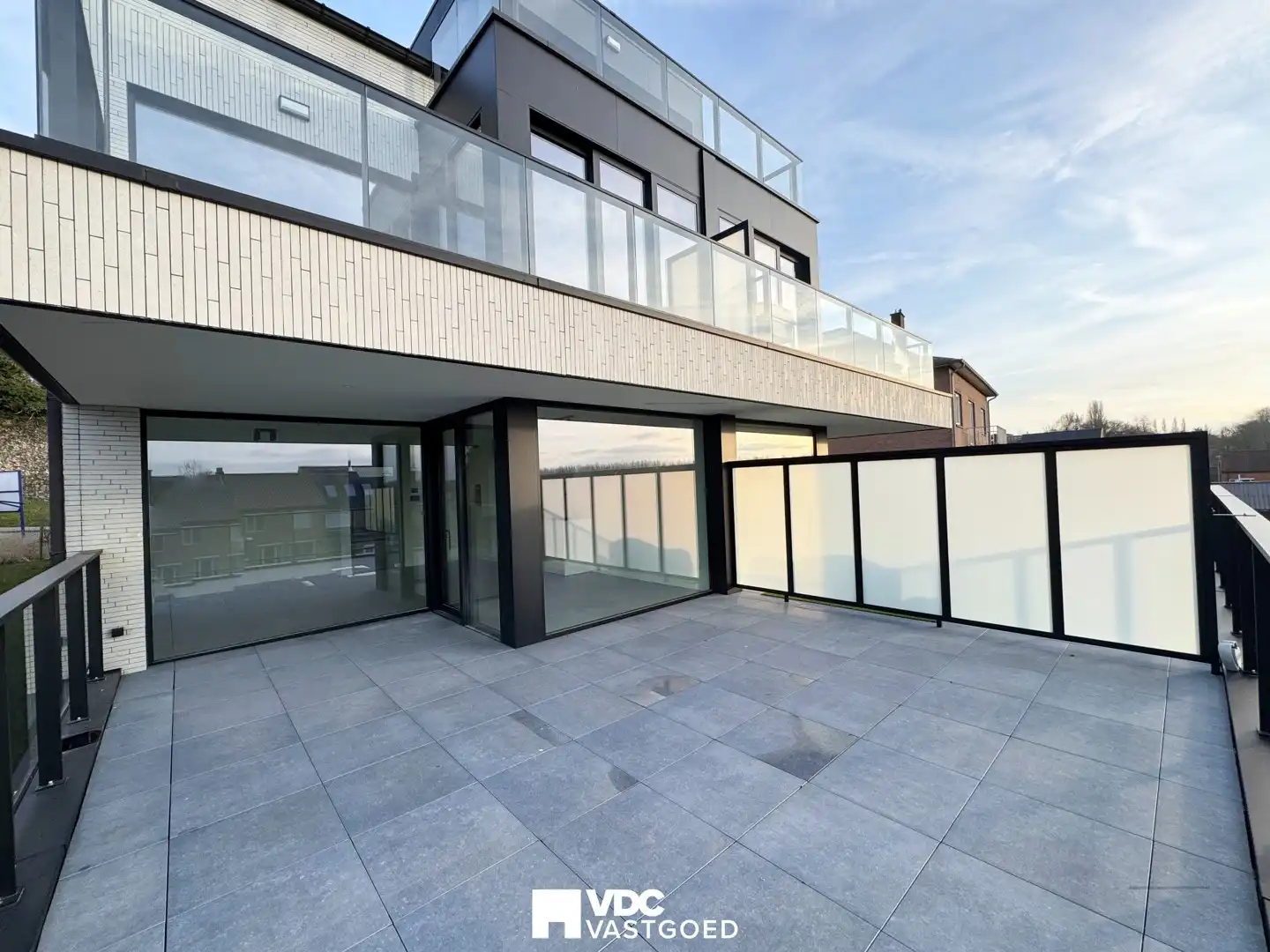 Energiezuinig nieuwbouwappartement met 2 slaapkamers, ruim terras en garage nabij centrum Tongeren foto 4