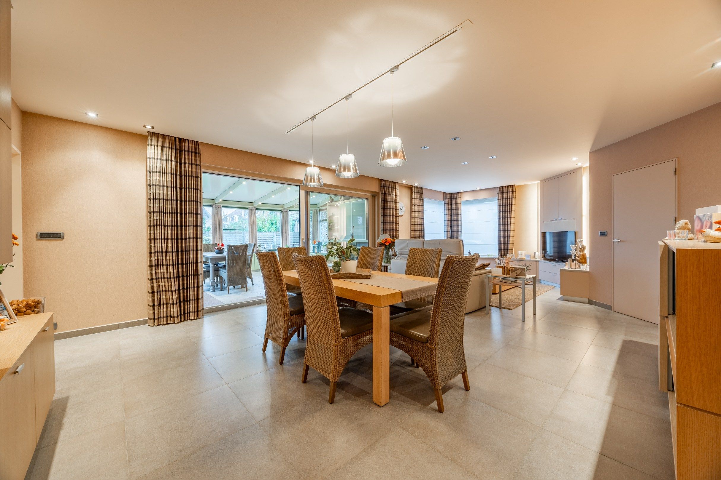 UNIEKE EIGENDOM MET ATELIER OP 960 M² foto 3