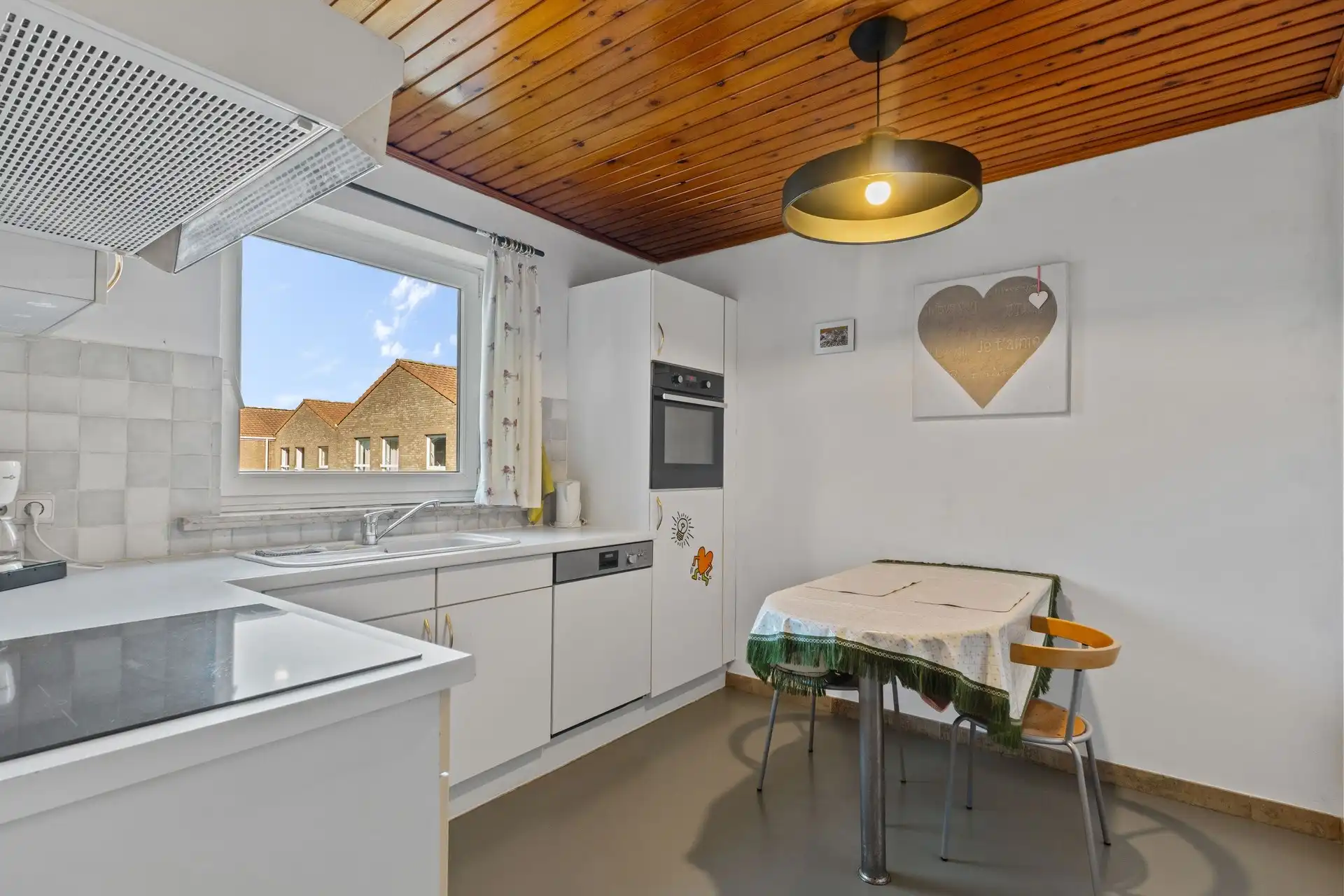 Ruim 2-slaapkamer appartement, bemeubeld en met bijhorende garage nabij het Donkmeer te Berlare foto 4