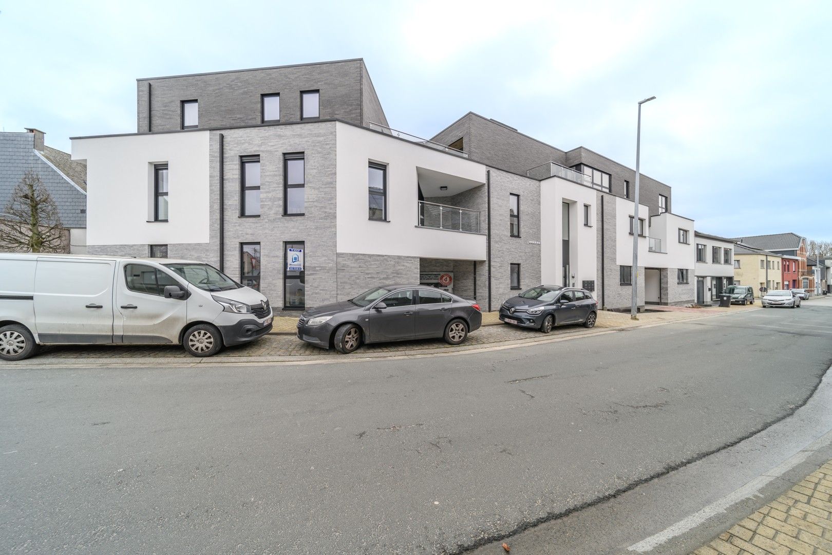 Ruim nieuwbouwappartement met tuin te Iddergem foto {{pictureIndex}}