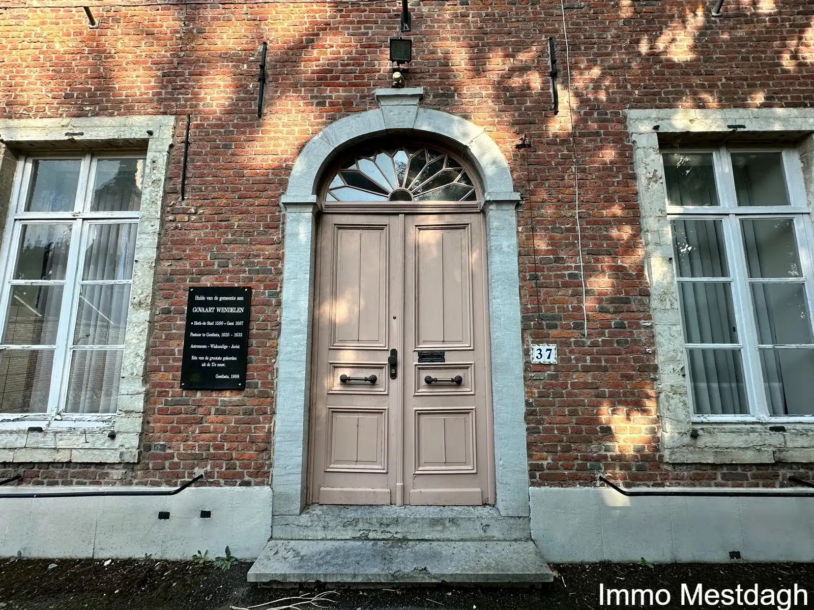 In de schaduw van de kerktoren bevindt zich deze mooie historische idyllische unieke pastorie.   foto 2