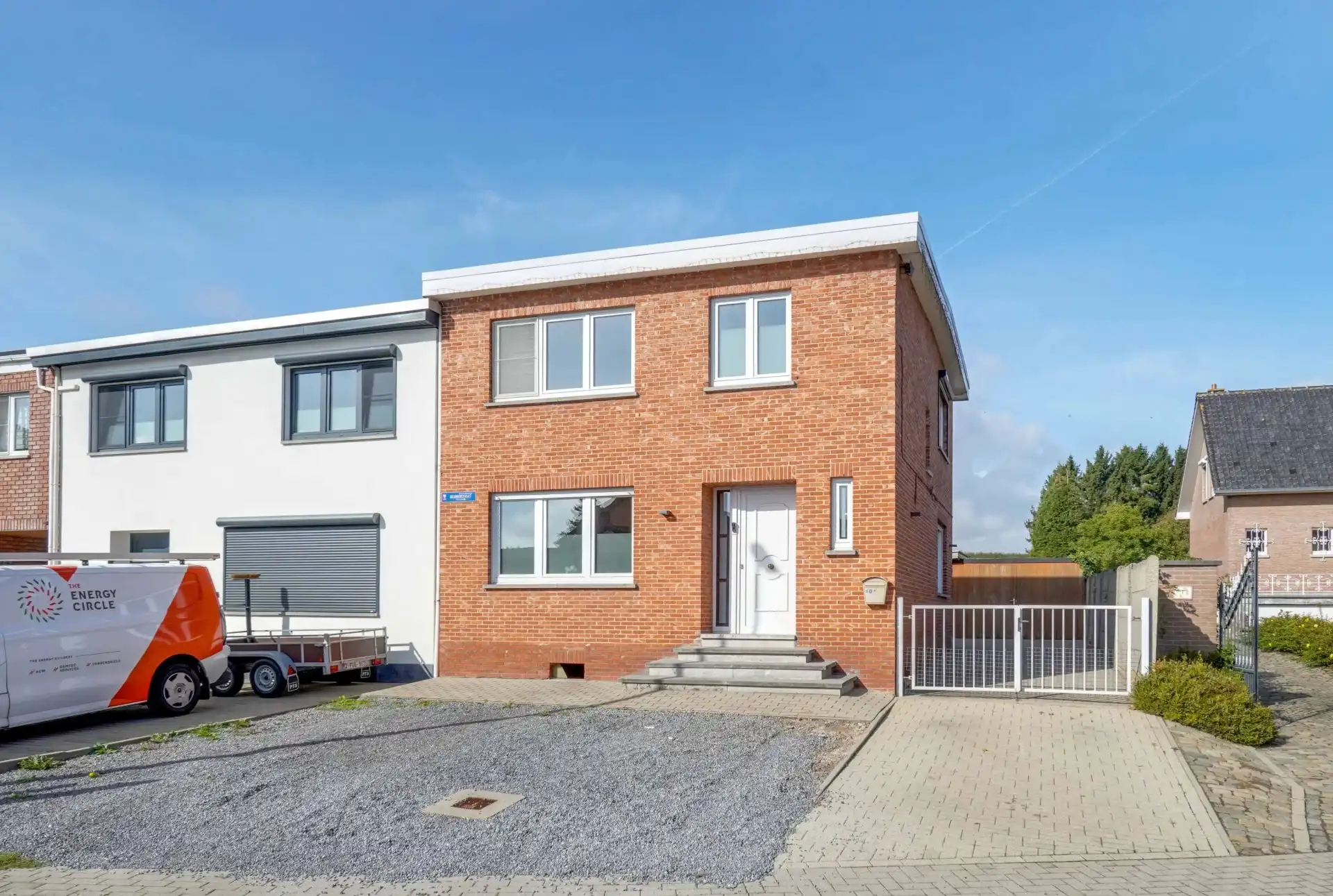 Ruime gezinswoning met drie slaapkamers foto {{pictureIndex}}