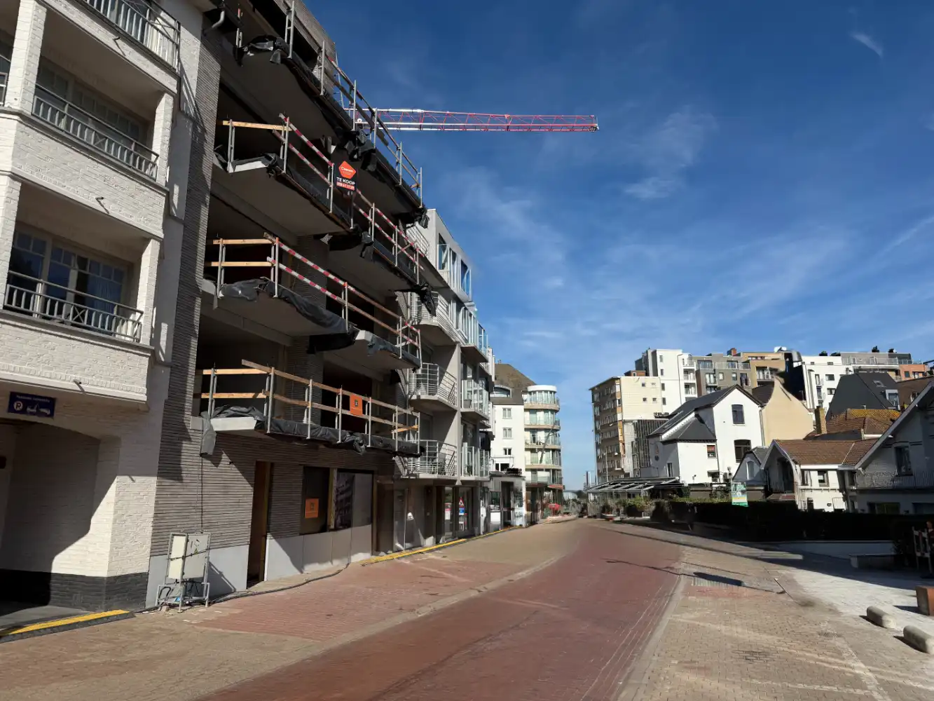 Nieuwbouw gelijkvloers appartement met 2 slaapkamers, tuin en terras in Residentie “Spinnaker” – De Panne foto {{pictureIndex}}