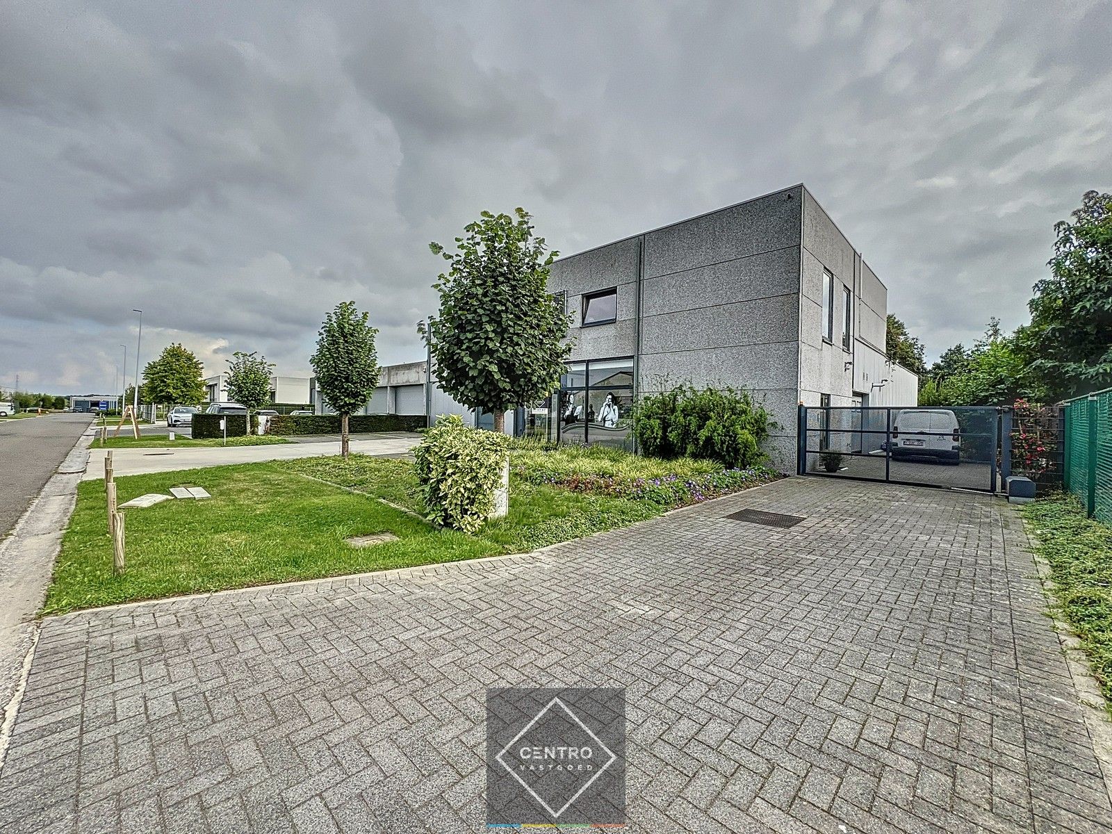 Instapklaar BEDRIJFSPAND (550 m²) met ruim LOFT-APPARTEMENT (4slpk). Op ambachtelijke zone te Ledegem. Ideaal voor voeding ! foto 54