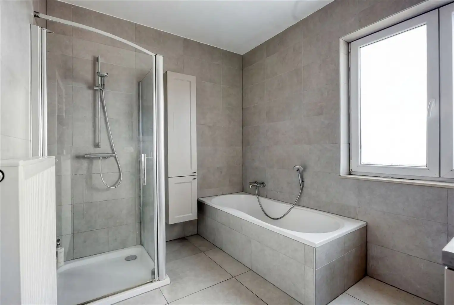 Zeer ruim 4-slaapkamerappartement met ruime terrassen en een afgesloten garage, gelegen nabij het centrum van Maaseik. foto 15