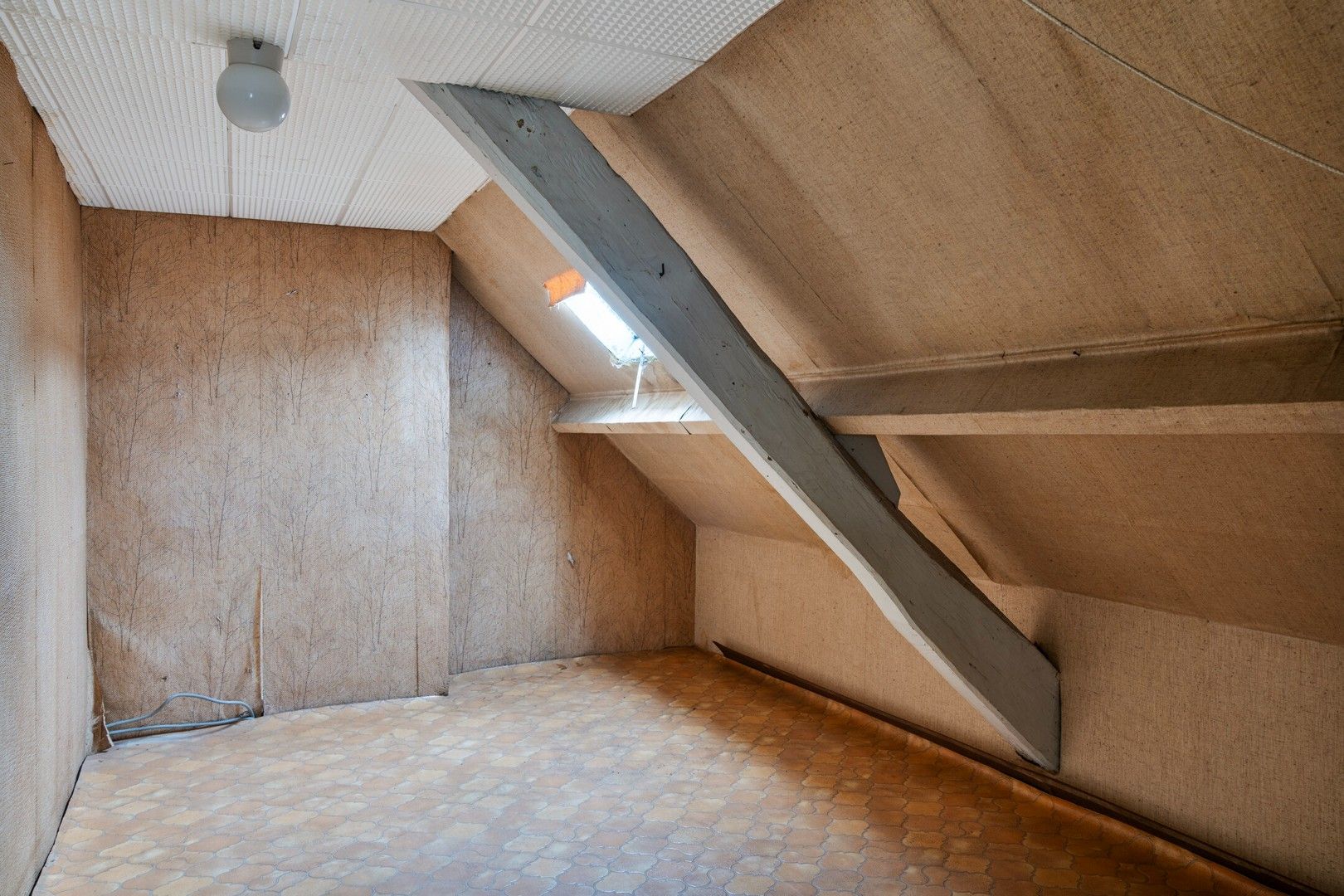 HEEL RUSTIG GELEGEN - TE RENOVEREN - WOONHUIS MET 4 SLPK, TUIN EN TUINBERGING foto 19