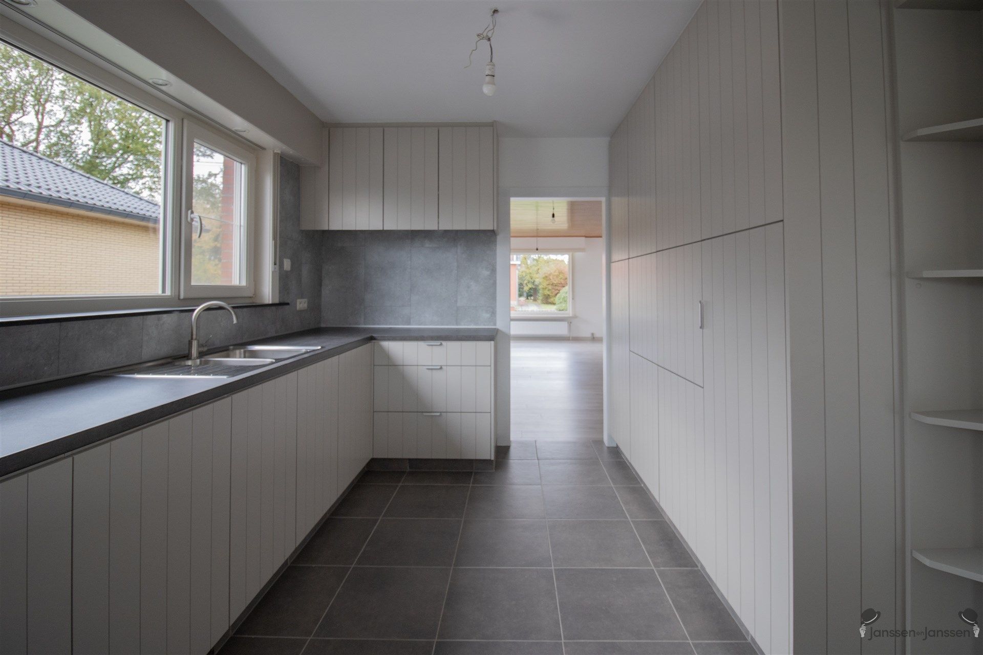 Ruime gerenoveerde gelijkvloerswoning op 544 m² met min. 3 slaapkamers en extra functionele ruimtes foto 4