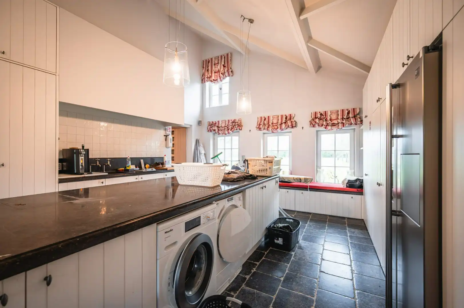 Unieke vierkantshoeve op uitgestrekt domein, geschikt voor diverse doeleinden  foto 6