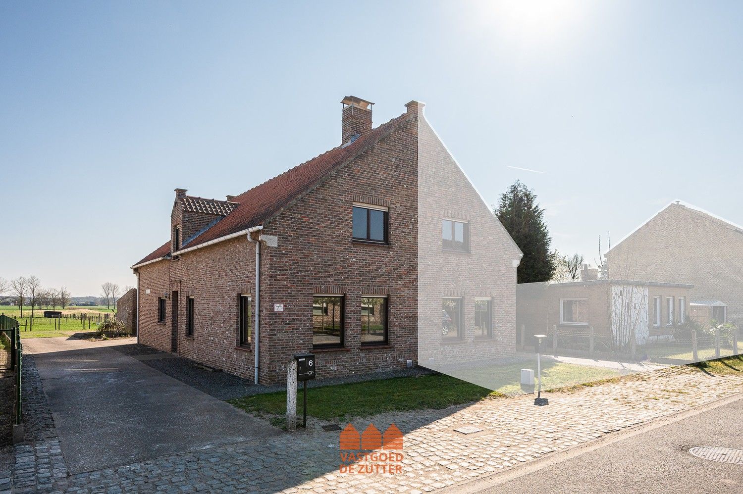 Te renoveren halfopen woning met prachtig vergezicht op unieke locatie foto 2