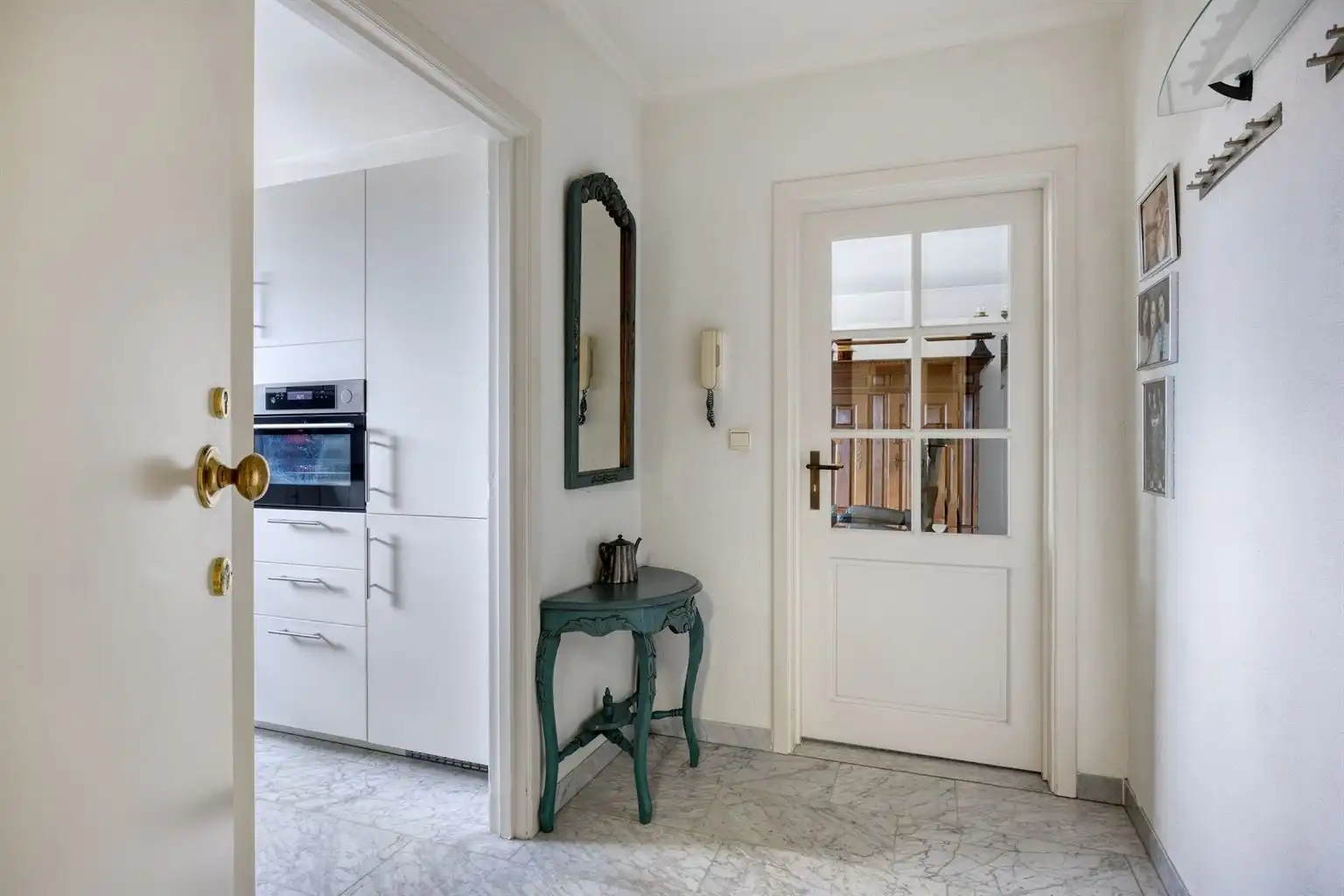 Ruim, gerenoveerd 2-slaapkamer appartement met terras, garagebox en aparte berging, gelegen vlak bij het centrum van Maaseik. foto 6