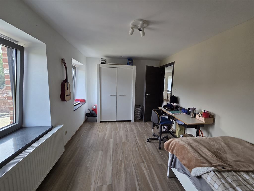 Mooie gerenoveerde energiezuinige  open bebouwing met hangaar en bijgebouwen foto 24