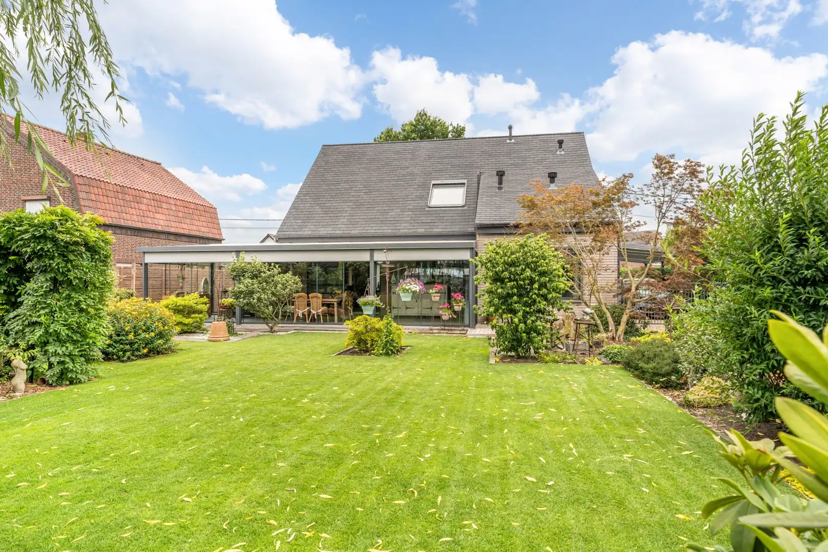 Zeer goed onderhouden en praktisch ingedeelde gezinswoning met 4 slaapkamers en prachtige tuin. foto 4